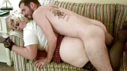 Com experiência em sexo, os homens têm mulheres peludas e maduras com uma tatuagem nas pornô velha gorda costas.