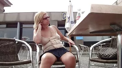 A actriz de cabelo escuro faz sexo pornô com mulher velha com um actor num casting.