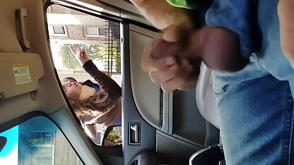 Bigode comprido de madeira preta leva Moka videos de sexo entre idosos Mora num sofá branco