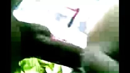 Uma rapariga a inserir um dedo tatuado dentro de um videos sexo velhas chapéu careca.