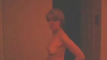 A rapariga a posar bonita videos caseiros de velhas fudendo