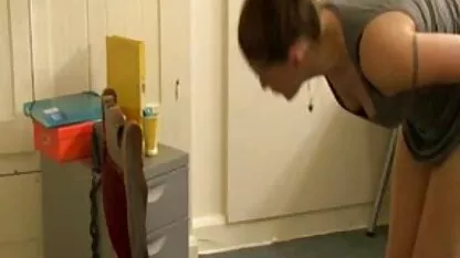 O Doggystyle fode a mulher vídeo de pornô com as velhas e os cúmulos