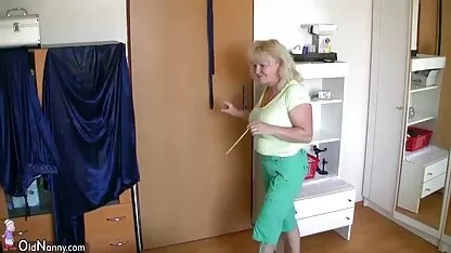 Miúda filme pornô com mulher de 80 anos Idiota.
