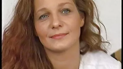 O Shemale vídeo pornô com velhas fodeu uma gaja boa no rabo