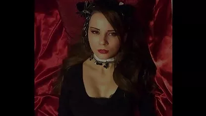Um tipo pornô de velha de 70 anos a foder uma jovem morena com cancro em frente à webcam.