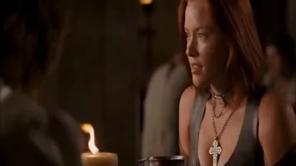 Loura vestida prono de velhas de látex tem uma erecção forte na vagina apertada.