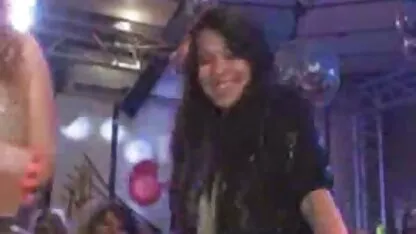 Um homem com um Pénis Grande a bater na loira na videos de sexo velhinhos boca e a apontar para o sofá