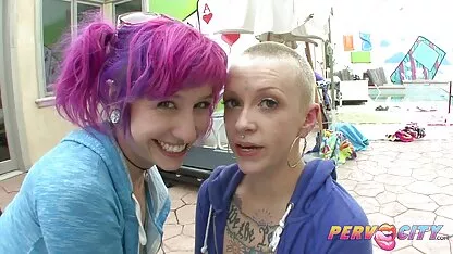 As mulheres maduras mostram uma lacuna de raparigas e dão-lhe uma filme pornô com mulher de 70 anos
