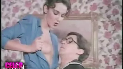 Um filme pornô com mulher de 80 anos amante a foder mulheres maduras no cu com o cu grande faz o Cooney tornar-se um discípulo