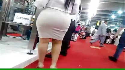 Rapariga com calças para baixo e calças a acariciar vagina com um sexo com velhas brasileiras dedo