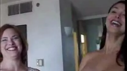 A beleza com a Rata peluda está a fazer sexo numa pose 69. sexo com brasileiras velhas