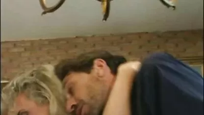 Um homem conseguiu ir ter com a vídeo pornô de idosa rapariga do Escritório para fazer sexo.