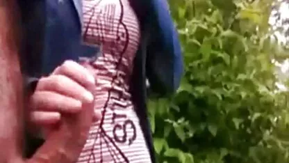 A Rapariga das meias masturba-se videos pornos de velhas brasileiras no sofá branco.