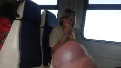 As lésbicas fazem amor de manhã no filme de pornô de mulher velha trabalho.