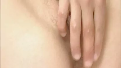 A rapariga começou vídeo pornô mulheres mais velhas a masturbar homens.
