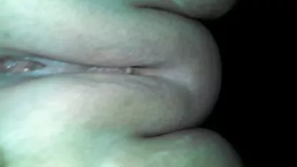 Pornografia doméstica: uma rapariga entregou todos prono de velhas os buracos a um tipo