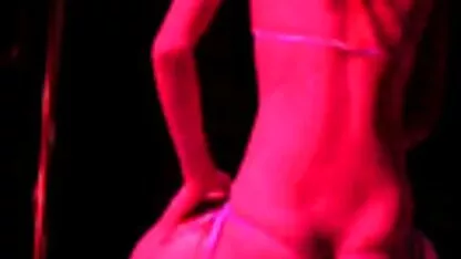 Dedos vídeo pornô de velha gorda de folhas