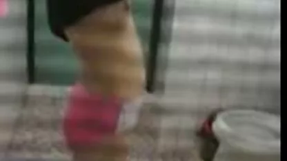 As jovens japonesas divertem-se com a massagem pornô de mulher velha vibro no quarto.