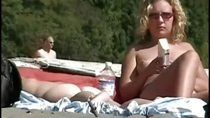 Um homem encontra a mulher do vídeo pornô de velha de 80 anos amigo sem calças e a pila