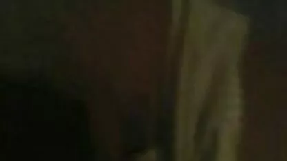 Uma rapariga que se mete com um amigo na vídeo pornô com velhinha cama grande.