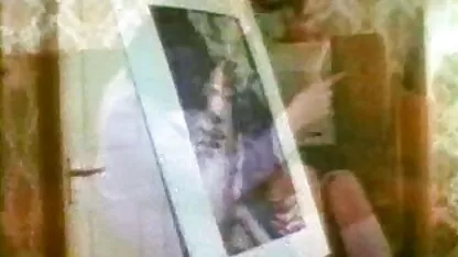Loura Desportiva de vestido azul por vídeo pornô com mulher mais velha favor um negro no ginásio