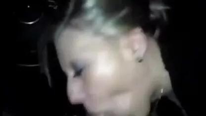 A anfitriã acariciou os seios com o cabo à frente da Câmara. vídeo pornô mulher mais velha