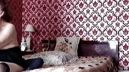 Porno Anal: rapariga de cabelo porno de veia castanho com seios grandes adora foder no rabo