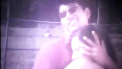 Descontraído, ansioso por foder no sofá. pornô de velha de 70 anos