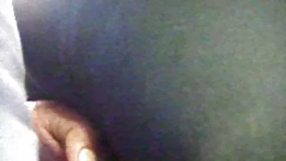 Uma rapariga de olhos castanhos engole um membro do seu amante e vídeo pornô com mulher de 80 anos apalpou-lhe as mãos.