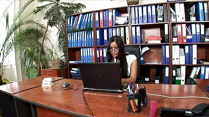 Loura em forma vídeo pornô das velhinhas rasgada no sofá preto