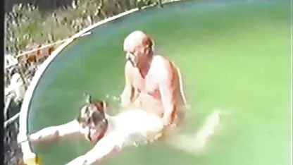 Uma jovem com um grande rabo sentado numa pornô com mulher de 70 anos Pila numa cama grande