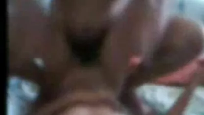 Rapariga com pernas compridas em frente à casa de filme pornô de mulher de 70 anos banho mutual