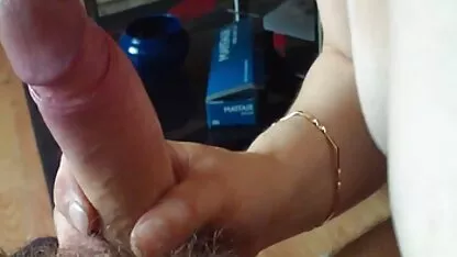 Uma rapariga bonita será fodida pornô caseiro com velhas por um homem.