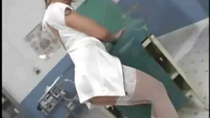 Loura cheia de poses rabo grande nas videos sexo com velhas escadas