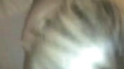 Rapariga flexível de videos pono com velhas vestido laranja abre as pernas em frente a um homem