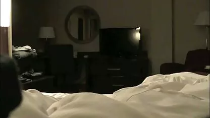 Um homem tatuado fode uma filme pornô com mulher velha rapariga de fato-macaco Rosa numa mesa de madeira