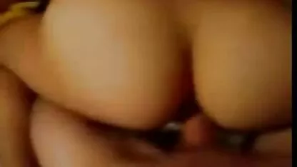 Morena com seios grandes faz filme pornô só de mulher velha um broche a um homem e conduz um caso