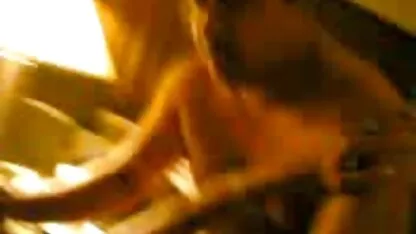 Lucie Theodorova masturba a Rata com as mãos e velha fazendo vídeo pornô fode com a máquina do sexo.