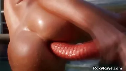 Mulher ruiva girando em um pára-choques grande na frente da sambaporno velhas câmera