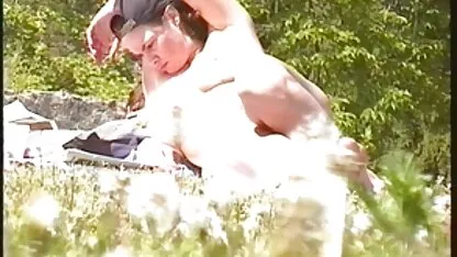 Enquanto a rapariga rabisca um broche clica no botão video de sexo com velhas gordas