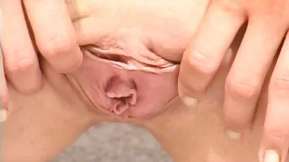 Loura videos pornos de velhas gostosas a empurrar vibrador em frente à webcam