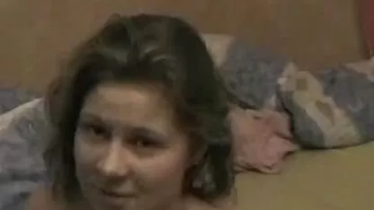 Pai dorme vídeo pornô com mulher mais velha filha fodida