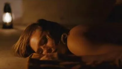 As namoradas revezam-se videos de sexo com mulher mais velha a chupar um grande homem de Pila à frente da Câmara.