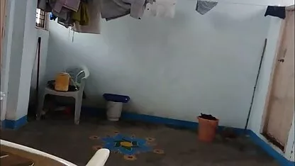 Jovens atletas lixam - se com um vibrador enquanto vídeo pornô de velha de 80 anos estão sentados na corda bamba