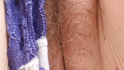 A mulher de collants rasgados a saltar para o falo pornode velhas do marido em frente à webcam.