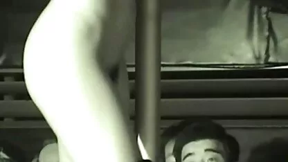Dois negros de filme porno de idosas cabelo escuro na cama branca