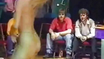 A MILF a chupar o amante do pénis à frente da pornô de veia Câmara.