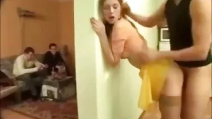 Adulto Hardcore no sofá porno das veia a chupar um amigo e leva a pila para a direita