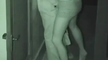 Privação de virgindade por um ladrão: um homem tirou uma videos porno com homens coroas virgem de sua namorada