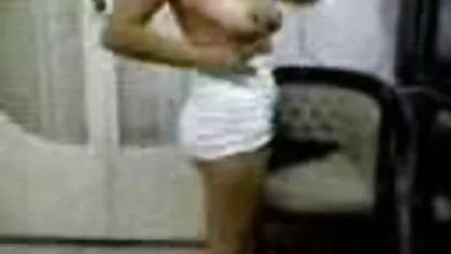 Pornografia videos de sexo com velhas negras na casa de banho: um homem a espalhar raparigas para fazer sexo